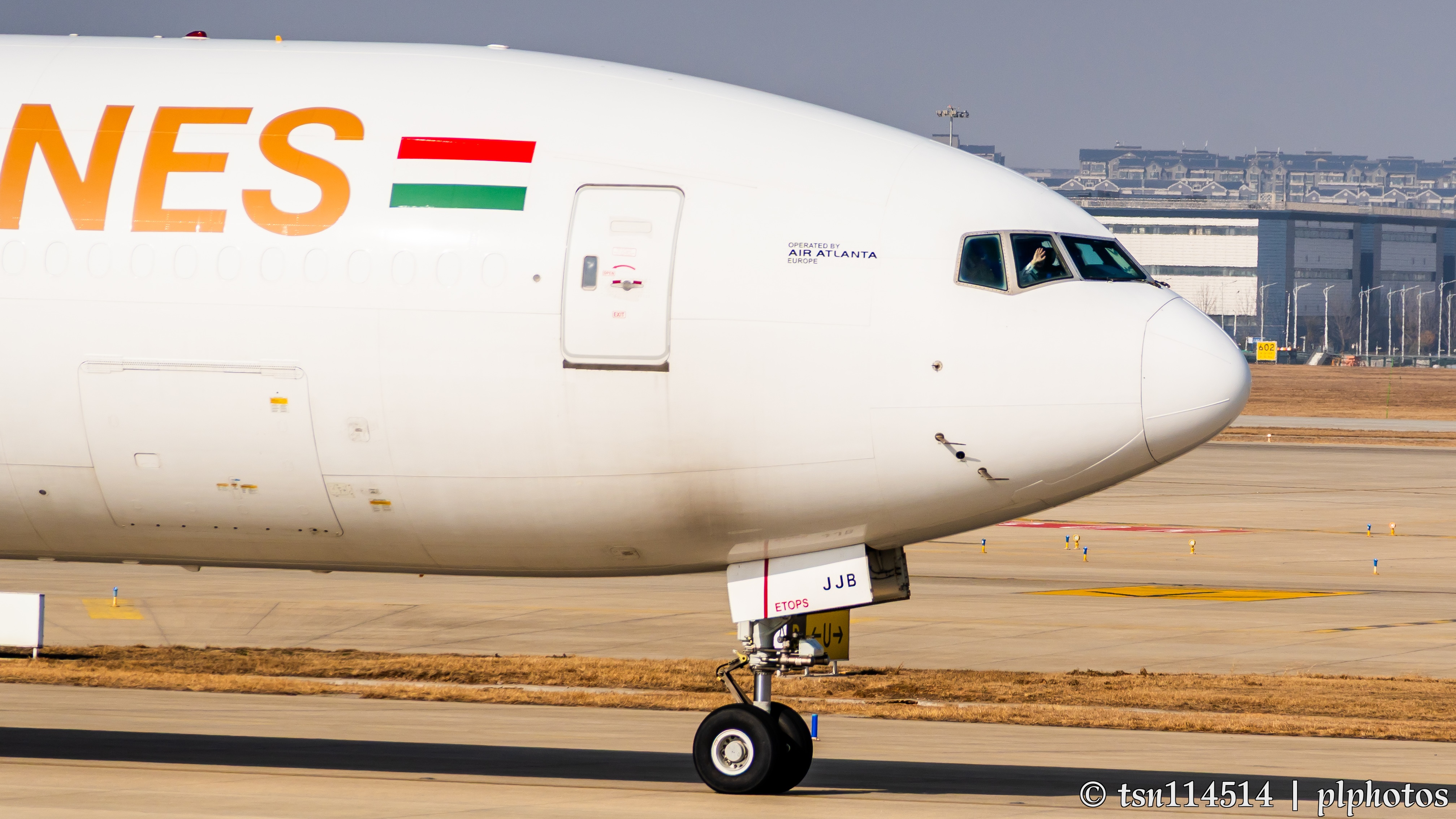 9H-JJB机长热情招手