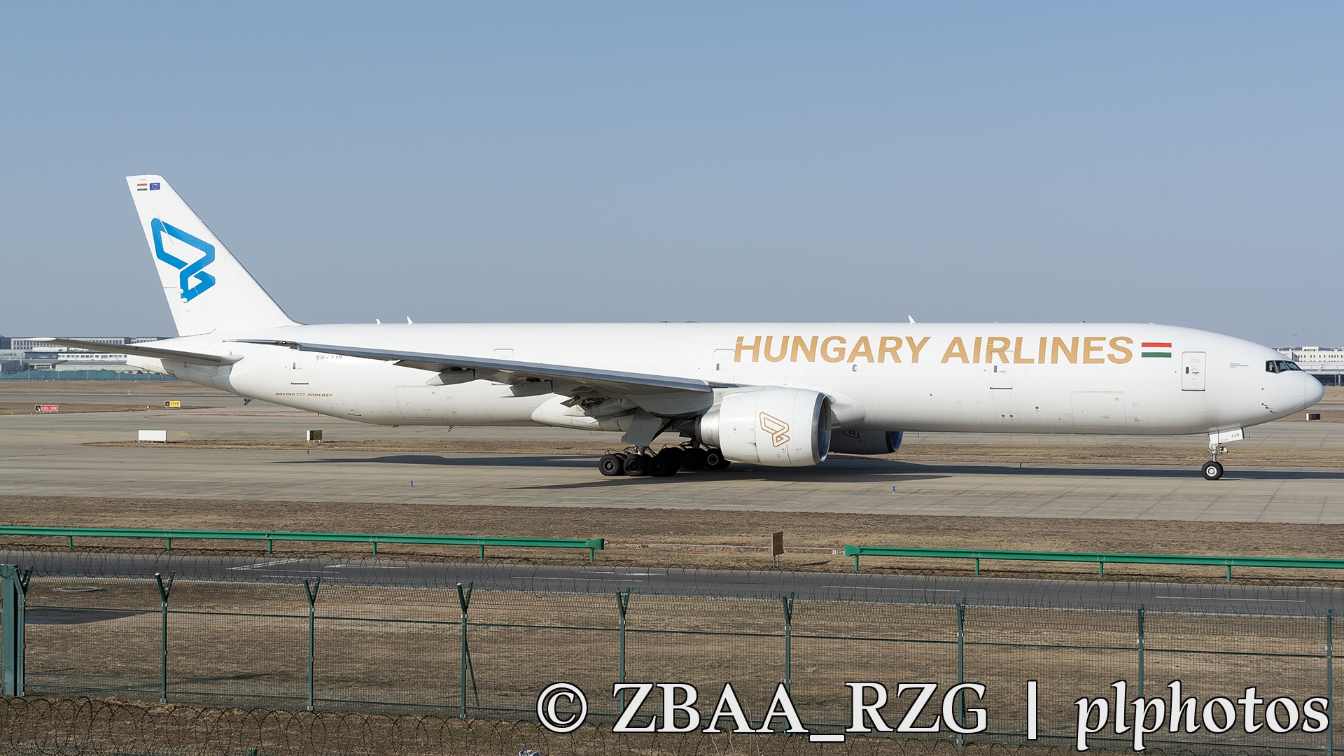 为数不多的777-300货运型在郑州新郑国际机场滑行