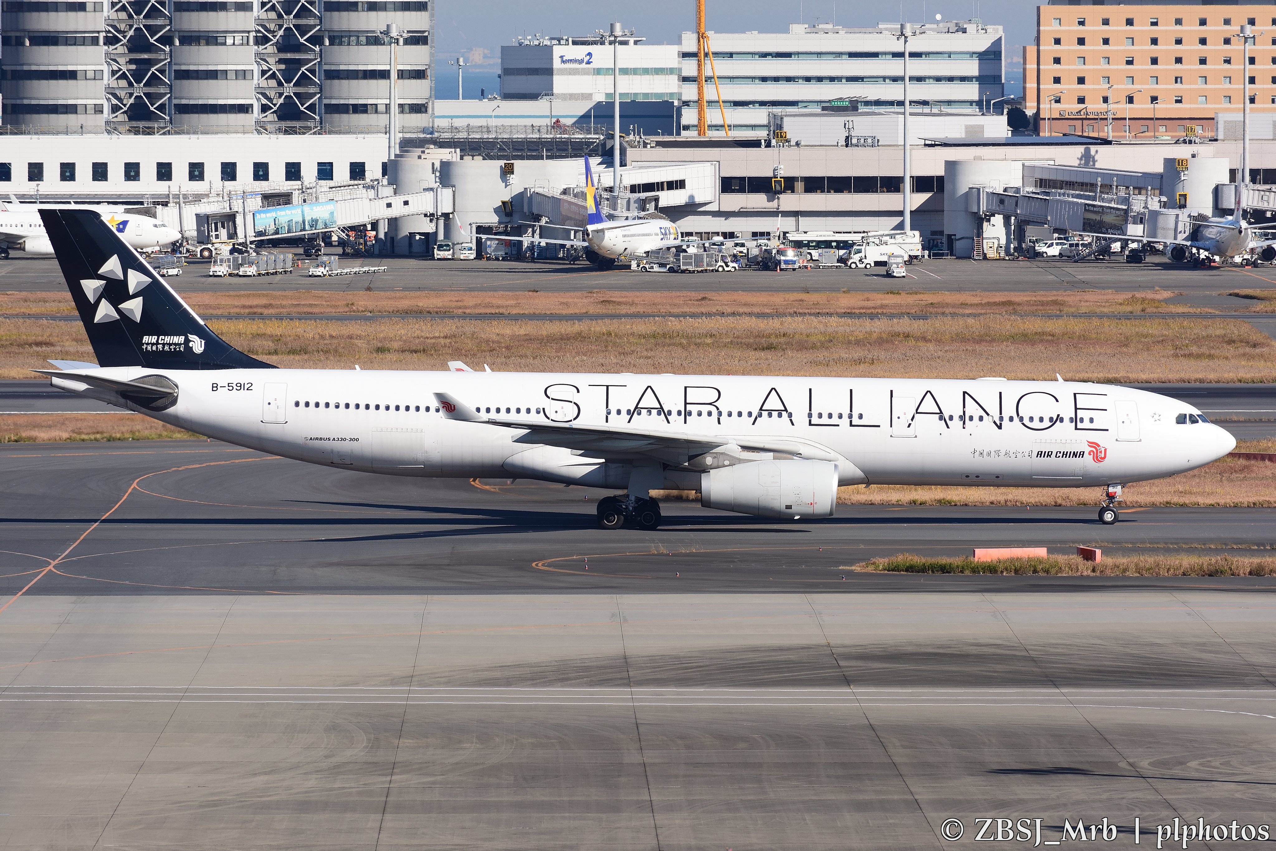 星盟涂装A330滑行在羽田机场